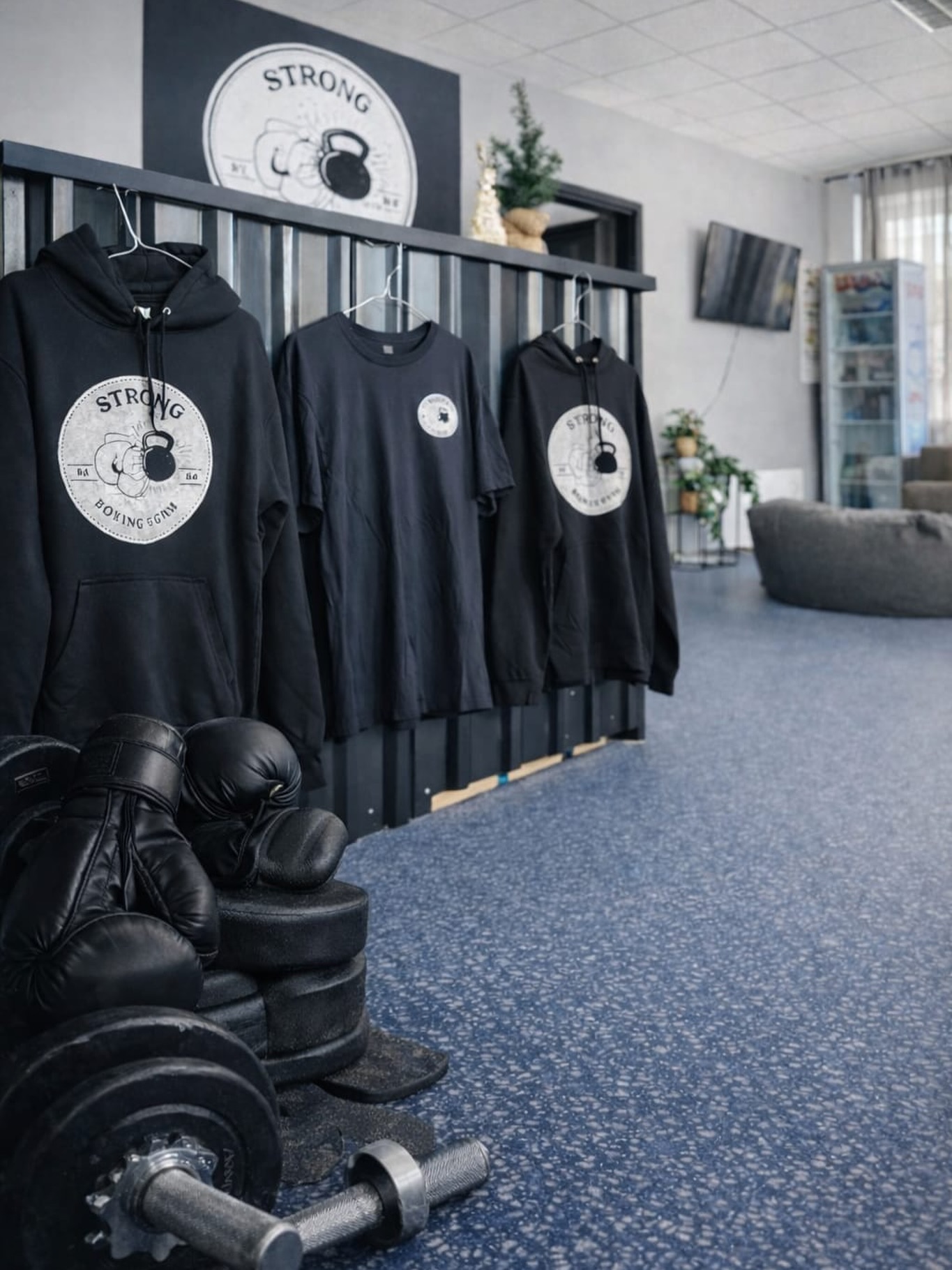 Interijer Strong Boxing Gym — merch i oprema